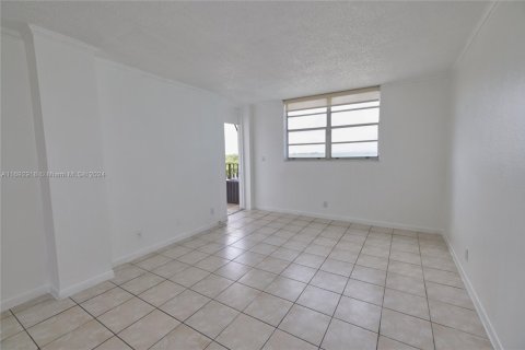 Condo in North Miami Beach, Florida, 1 bedroom  № 1867977 - photo 10