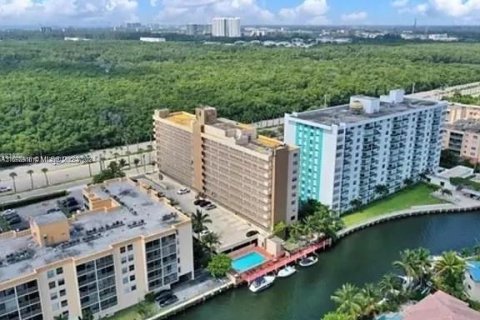 Condo in North Miami Beach, Florida, 1 bedroom  № 1867977 - photo 28
