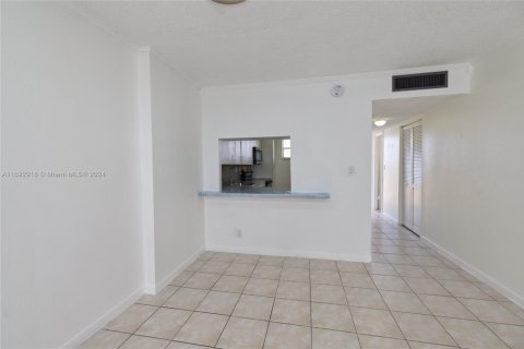 Condo in North Miami Beach, Florida, 1 bedroom  № 1867977 - photo 9