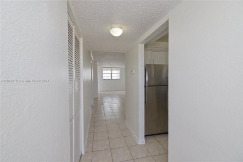 Condo in North Miami Beach, Florida, 1 bedroom  № 1867977 - photo 6