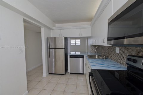 Condo in North Miami Beach, Florida, 1 bedroom  № 1867977 - photo 2