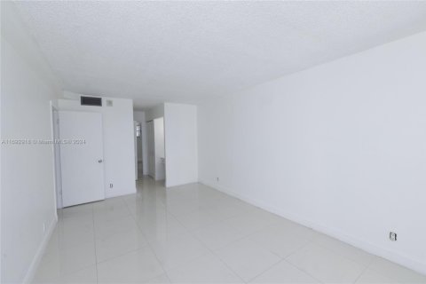 Condo in North Miami Beach, Florida, 1 bedroom  № 1867977 - photo 21