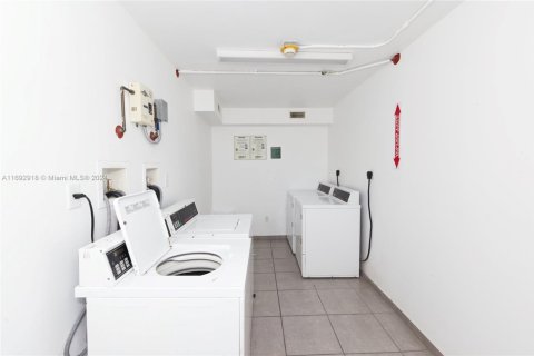 Condo in North Miami Beach, Florida, 1 bedroom  № 1867977 - photo 25