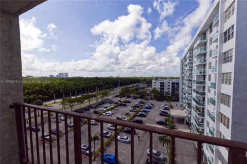Condo in North Miami Beach, Florida, 1 bedroom  № 1867977 - photo 13
