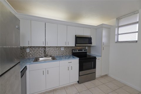 Condo in North Miami Beach, Florida, 1 bedroom  № 1867977 - photo 1