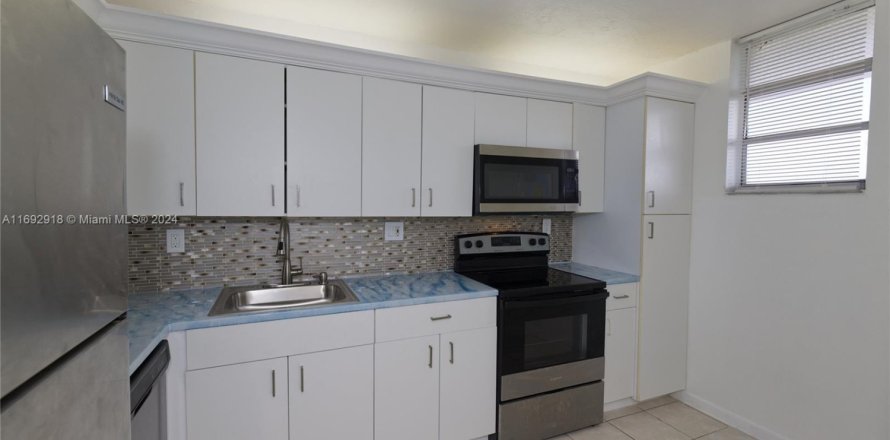 Condo in North Miami Beach, Florida, 1 bedroom № 1867977