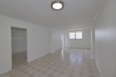 Condo in North Miami Beach, Florida, 1 bedroom  № 1867977 - photo 8