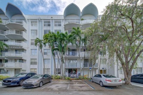 Condo in Miami, Florida, 2 bedrooms  № 1892359 - photo 1