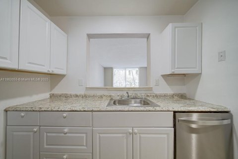 Condo in Miami, Florida, 2 bedrooms  № 1892359 - photo 13