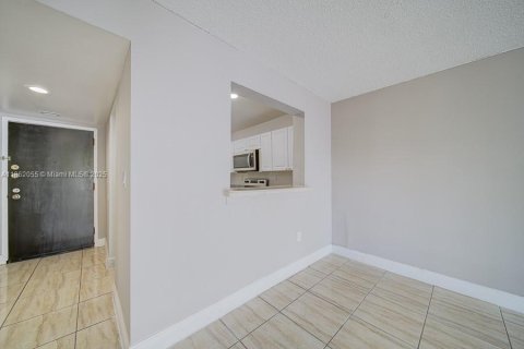 Condo in Miami, Florida, 2 bedrooms  № 1892359 - photo 8
