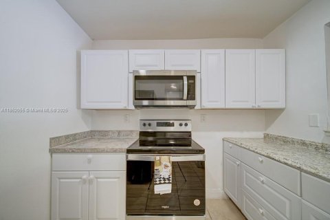 Condo in Miami, Florida, 2 bedrooms  № 1892359 - photo 10