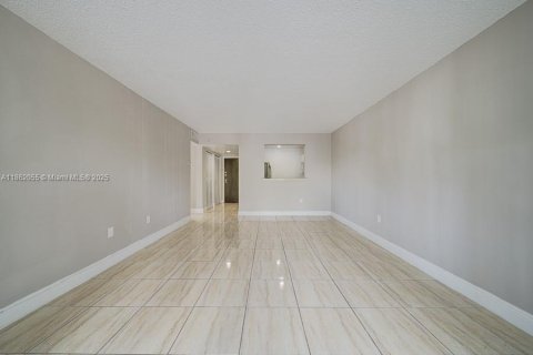 Condo in Miami, Florida, 2 bedrooms  № 1892359 - photo 7