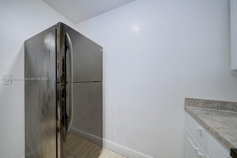 Condo in Miami, Florida, 2 bedrooms  № 1892359 - photo 12