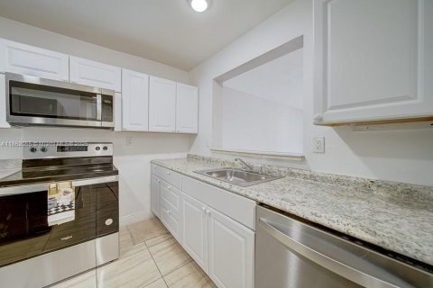Condo in Miami, Florida, 2 bedrooms  № 1892359 - photo 11