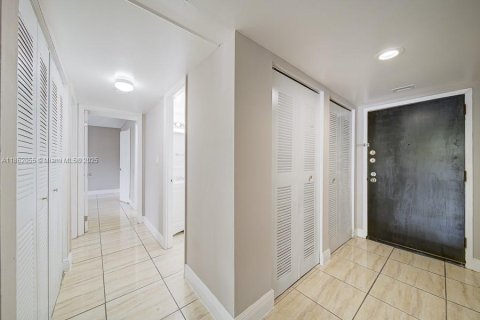 Condo in Miami, Florida, 2 bedrooms  № 1892359 - photo 9
