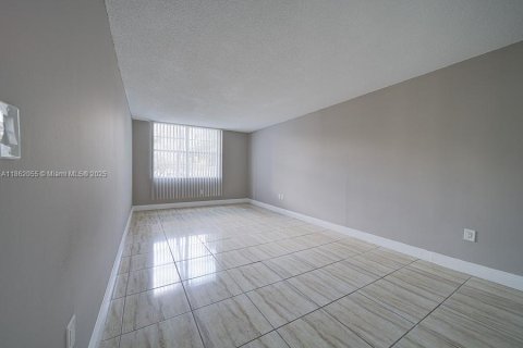Condo in Miami, Florida, 2 bedrooms  № 1892359 - photo 5
