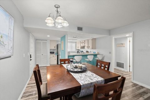 Condo in Daytona Beach, Florida, 2 bedrooms № 2102729 - photo 10