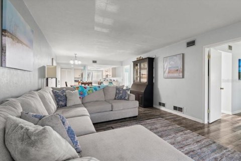 Condo in Daytona Beach, Florida, 2 bedrooms № 2102729 - photo 12