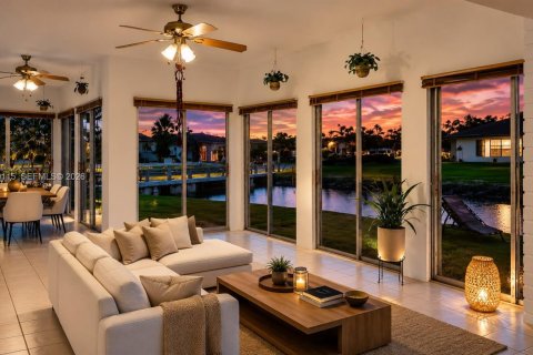 Villa ou maison à louer à Tamarac, Floride: 3 chambres, 179.95 m2 № 2365380 - photo 2