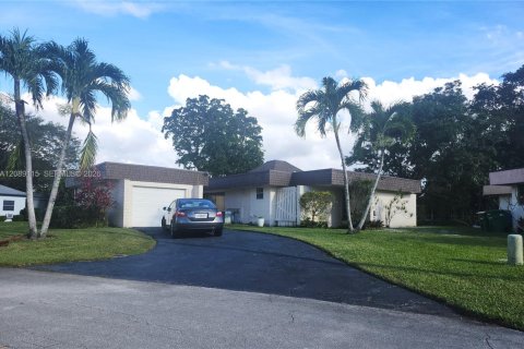 Villa ou maison à louer à Tamarac, Floride: 3 chambres, 179.95 m2 № 2365380 - photo 19