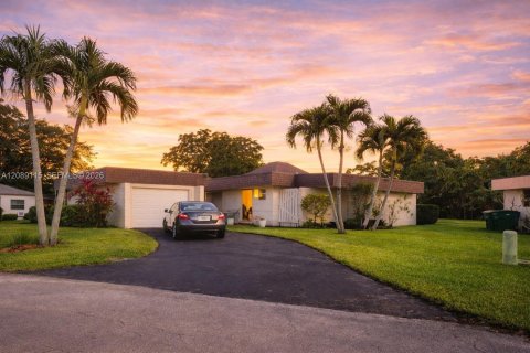 Villa ou maison à louer à Tamarac, Floride: 3 chambres, 179.95 m2 № 2365380 - photo 16