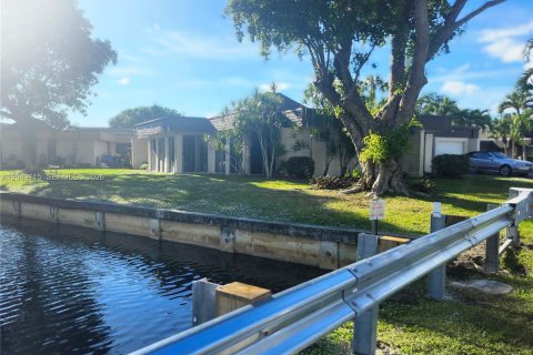 Villa ou maison à louer à Tamarac, Floride: 3 chambres, 179.95 m2 № 2365380 - photo 14