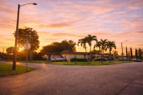 Villa ou maison à louer à Tamarac, Floride: 3 chambres, 179.95 m2 № 2365380 - photo 17