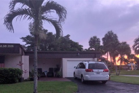 Villa ou maison à louer à Tamarac, Floride: 3 chambres, 179.95 m2 № 2365380 - photo 6