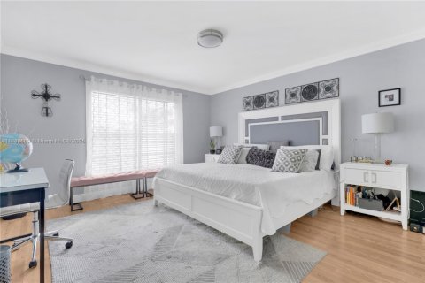 Casa en venta en Miami, Florida, 5 dormitorios, 195.28 m2 № 1932842 - foto 16