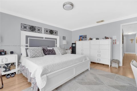Casa en venta en Miami, Florida, 5 dormitorios, 195.28 m2 № 1932842 - foto 17