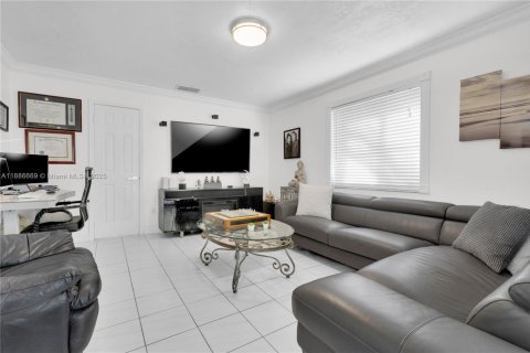 Casa en venta en Miami, Florida, 5 dormitorios, 195.28 m2 № 1932842 - foto 13