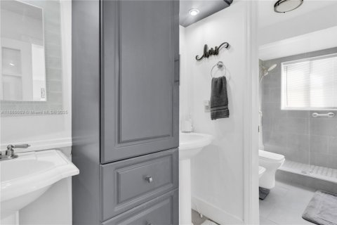 Casa en venta en Miami, Florida, 5 dormitorios, 195.28 m2 № 1932842 - foto 19
