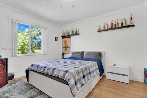 Casa en venta en Miami, Florida, 5 dormitorios, 195.28 m2 № 1932842 - foto 20