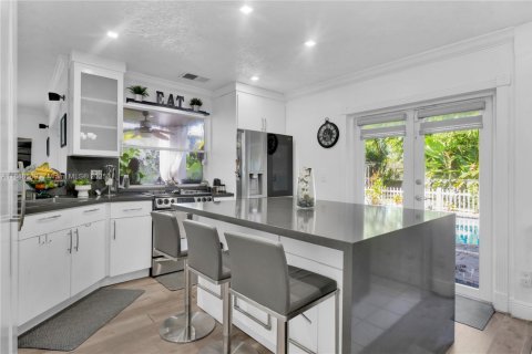 Casa en venta en Miami, Florida, 5 dormitorios, 195.28 m2 № 1932842 - foto 9
