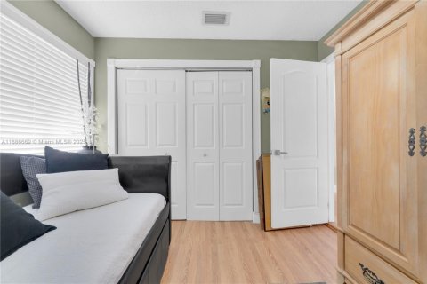 Casa en venta en Miami, Florida, 5 dormitorios, 195.28 m2 № 1932842 - foto 25