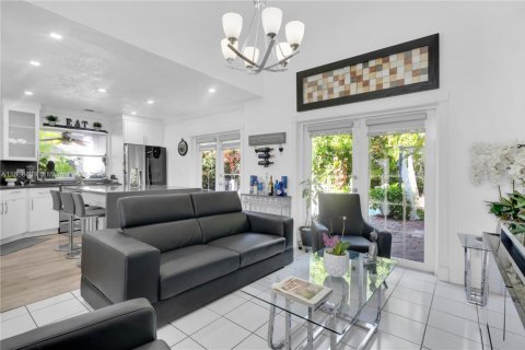 Casa en venta en Miami, Florida, 5 dormitorios, 195.28 m2 № 1932842 - foto 8
