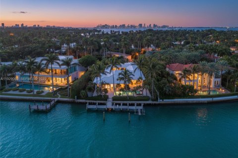 Купить виллу или дом в Майами-Бич, Флорида 5 спален, 498.33м2, № 1991623 - фото 1