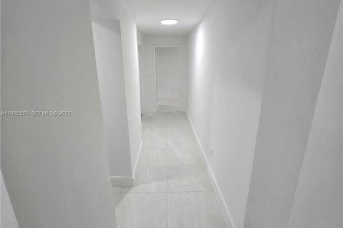 Casa en alquiler en Miami, Florida, 5 dormitorios, 175.96 m2 № 1993593 - foto 3