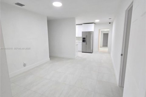 Casa en alquiler en Miami, Florida, 5 dormitorios, 175.96 m2 № 1993593 - foto 4