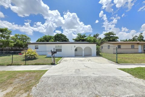 Casa en alquiler en Miami, Florida, 5 dormitorios, 175.96 m2 № 1993593 - foto 1