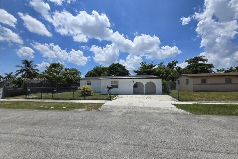 Casa en alquiler en Miami, Florida, 5 dormitorios, 175.96 m2 № 1993593 - foto 8