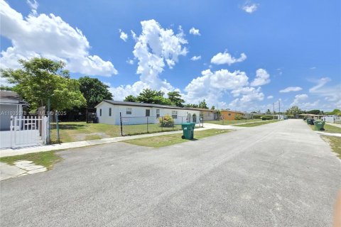 Casa en alquiler en Miami, Florida, 5 dormitorios, 175.96 m2 № 1993593 - foto 2