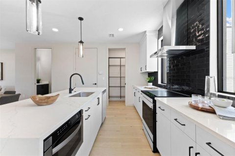Townhouse in Saint Petersburg, Florida 3 bedrooms, 174.19 sq.m. № 2227708 - photo 25