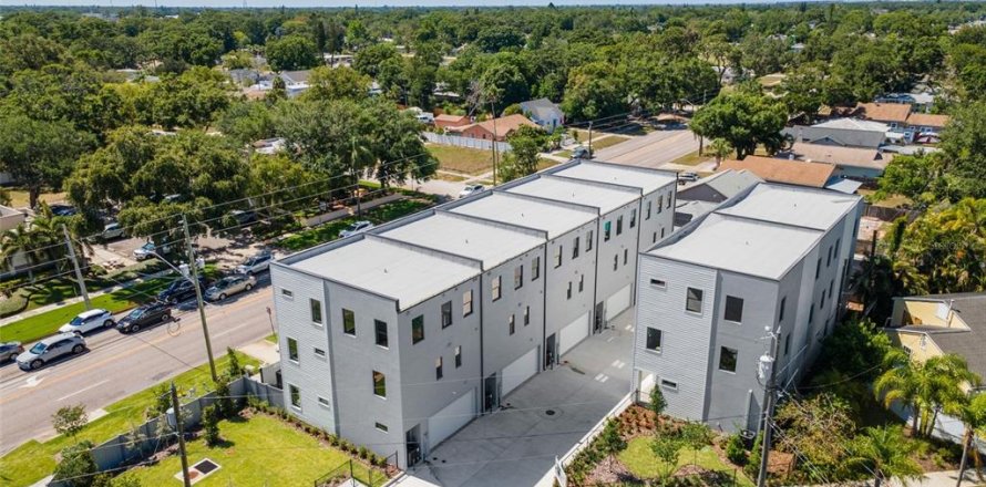 Townhouse in Saint Petersburg, Florida 3 bedrooms, 174.19 sq.m. № 2227708