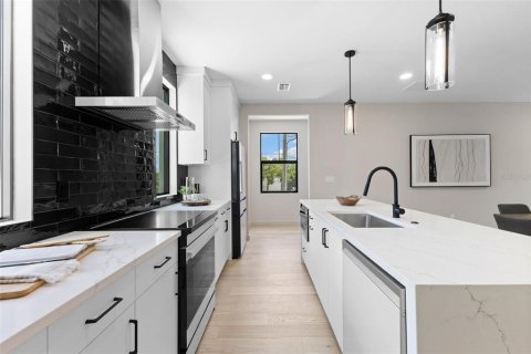 Townhouse in Saint Petersburg, Florida 3 bedrooms, 174.19 sq.m. № 2227708 - photo 27