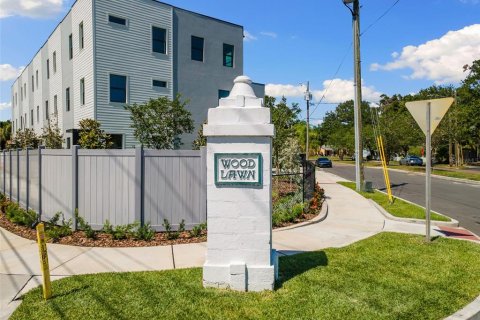 Townhouse in Saint Petersburg, Florida 3 bedrooms, 174.19 sq.m. № 2227708 - photo 19