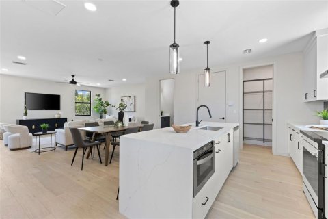 Townhouse in Saint Petersburg, Florida 3 bedrooms, 174.19 sq.m. № 2227708 - photo 30
