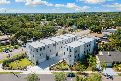 Townhouse in Saint Petersburg, Florida 3 bedrooms, 174.19 sq.m. № 2227708 - photo 23