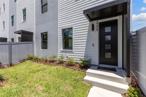 Townhouse in Saint Petersburg, Florida 3 bedrooms, 174.19 sq.m. № 2227708 - photo 2