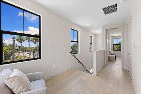 Townhouse in Saint Petersburg, Florida 3 bedrooms, 174.19 sq.m. № 2227708 - photo 10